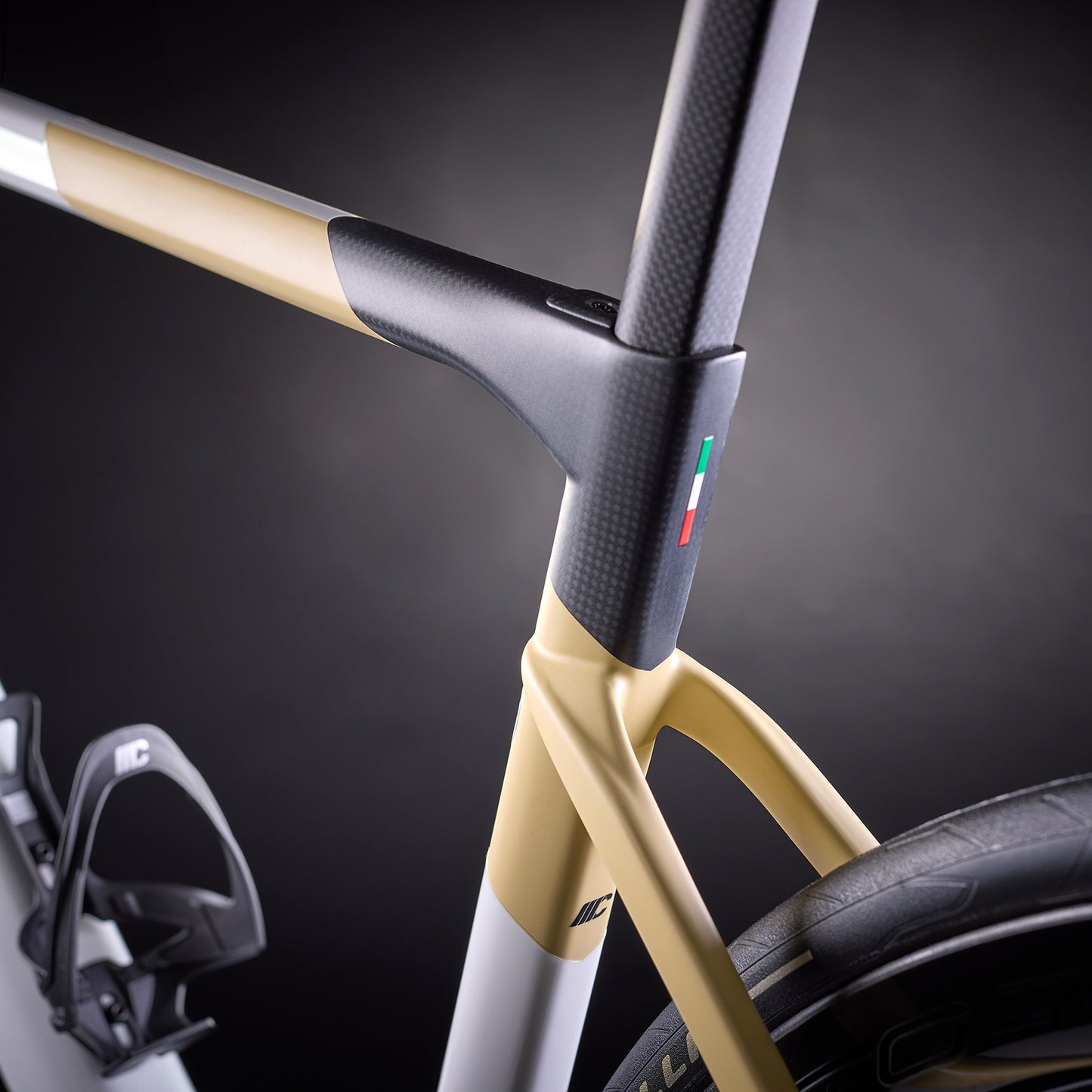 
                  
                    DOLOMIA - WHITE-SAND-CARBON SHINY/MATT 25
                  
                