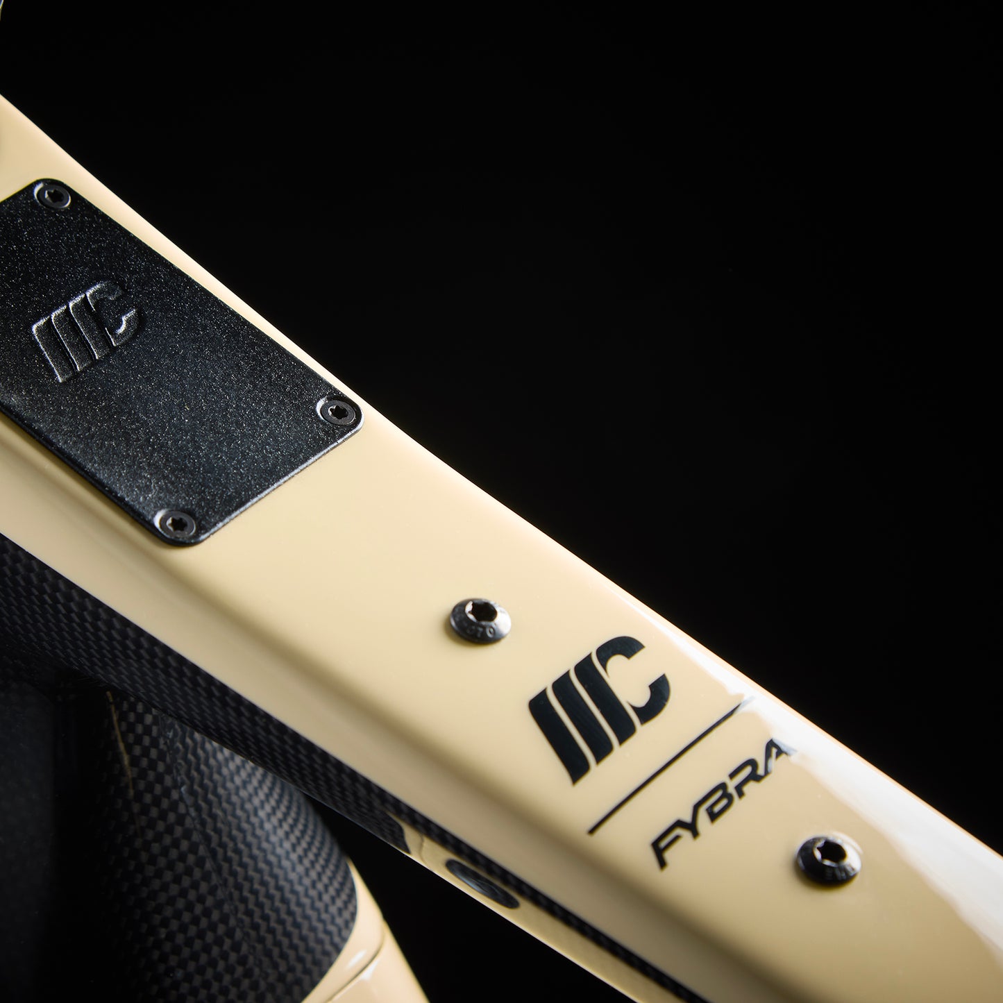 
                  
                    FYBRA GX - CARBON - WHITE PEARL - SILVER SHINY 23
                  
                