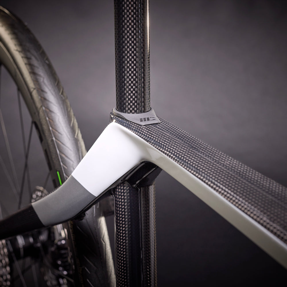 
                  
                    FYBRA R - CARBON - WHITE PEARL - SILVER SHINY 23
                  
                