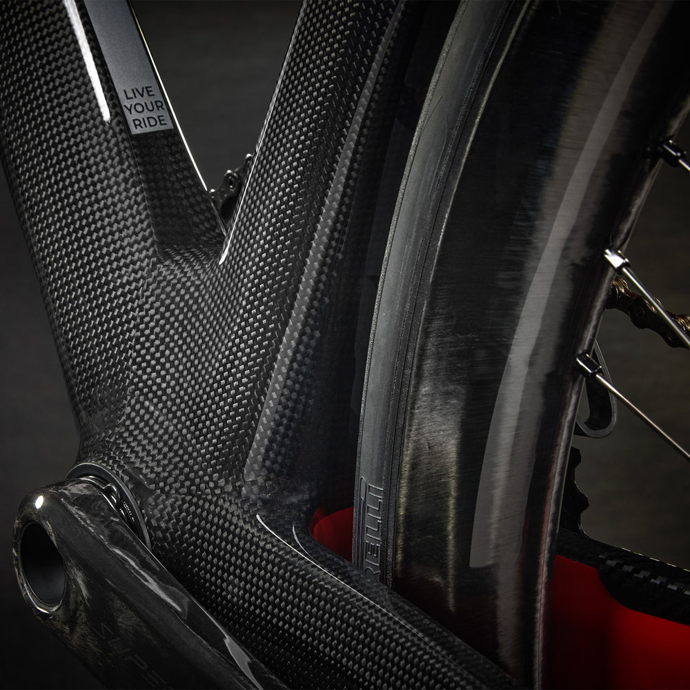 
                  
                    RB1K AD.ONE - CARBON-ANTHRACITE-RED SHINY 22
                  
                