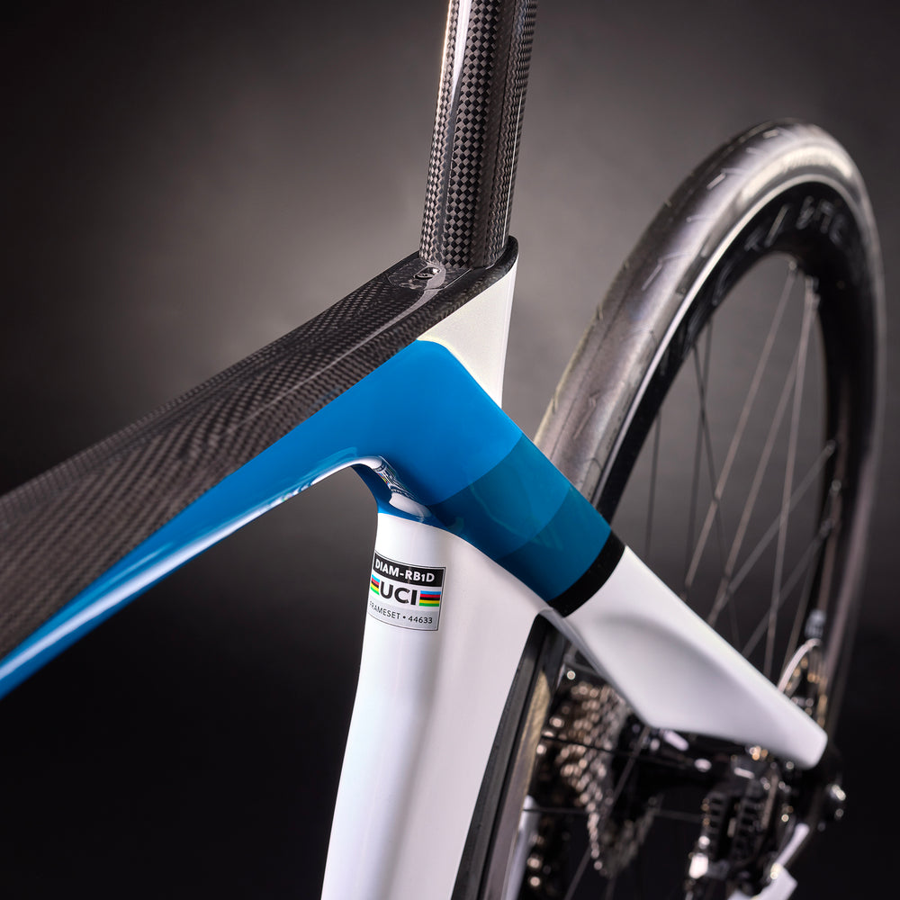 
                  
                    RB1K THE ONE - WHITE PEARL-CARBON-BLUE SHINY 23
                  
                